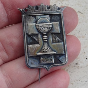Religious antique French catholic silver plated pin calice chalice Holy souvenir of Nancy of 1949. ( A 26 )