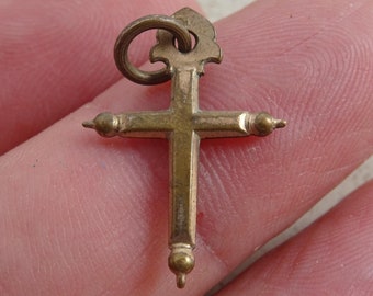 Religiöses antikes Vermeil vergoldetes (MARKIERTES) französisch-katholisches christliches Kruzifix-Anhängerkreuz.  (X37)