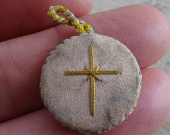 Religious catholic relic shrine reliquary of cloth with cross crucifix. ( Q 32 )