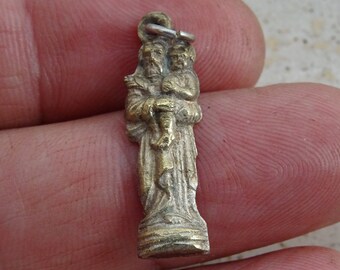 Colgante religioso francés de plata bañada con la imagen de San José y el Niño Jesús. (A 5a)