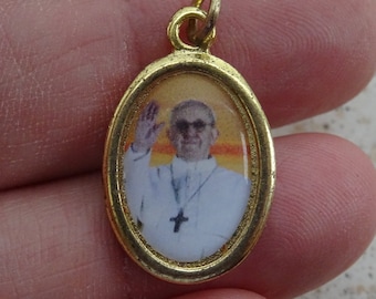 Religious catholic gold plated medal pendant charm medallion of Pope Papa Francis. ( C 17 )