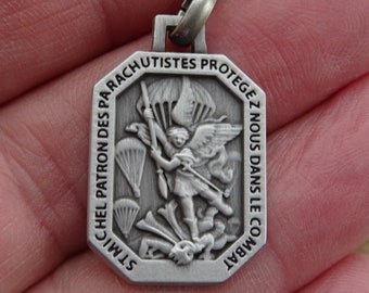 Religiöst katolskt silverpläterat medaljhänge berlock medaljong av ärkeängeln Sankt Mikael Sankt Michel för fallskärmsjägare. A 7