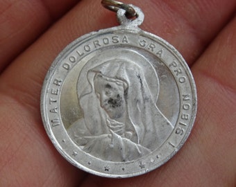Médaillon de médaille catholique Français religieuse - Médaillon Sacré charme avec Sainte Marie Notre-Dame des Douleurs Dolorosa de saint Gabriel. ( 3 )