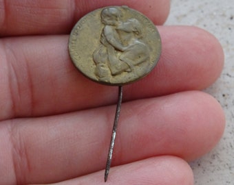 Antique copper French pin of comite national de l'enfance. ( A 9 )