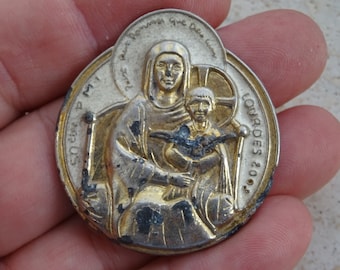 Religiöse antike katholische vergoldet emaillierte Medaille Anhänger Plaque Denkmal Tafel Messing der Jungfrau Heilige Maria des Souvenirs von Lourdes. 4 M