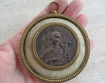 Religious French catholic medal pendant medallion of Saint Therese of Lisieux. ( 29 )