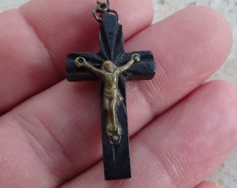 Croix religieuse antique en bois brun avec corpus plaqué argent Saint Jésus-Christ. ( Q 22 )