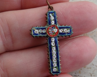 Broche religieuse corail et nacre en vermeil – Marc Ricca : Bijouterie Corse