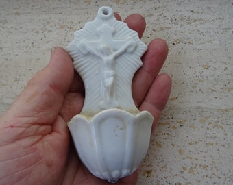 Peut inclure: Fontaine d'eau bénite en porcelaine blanche avec une image en relief de Jésus sur la croix.