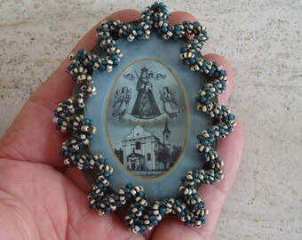 Religiöses antikes Medaillon-Anhänger-Gemälde hinter Glas, umgeben von Perlen, das eine Kirche und die Heilige Jungfrau Maria mit Engeln und Cherubim zeigt. ( 1 Z)