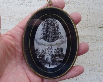 Religiöses Medaillon-Anhängerbild hinter Glas, das die Heilige Jungfrau Maria Loretana mit Engeln und Cherubim in Österreich darstellt. ( 50 Z)