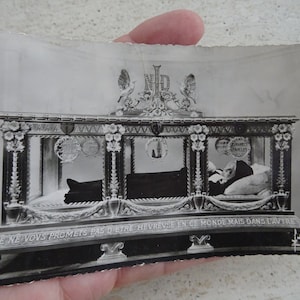 Religious antique French catholic used card with stamp of blessed Saint Therese of Lisieux with image of the shrine of Saint Therese. Z 6