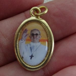 Religious catholic gold plated medal pendant charm medallion of Pope Papa Francis. ( C 17 )
