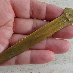 Tagliacarte religioso antico francese art déco in rame, segnalibro cattolico, raffigurante la Vergine Maria.
