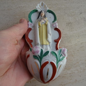 Pila de agua religiosa antigua francesa de porcelana de Santa Teresita de Lisieux. (DD 1)