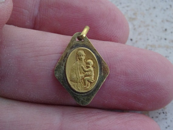 Pendentif Médaille Ancien En Plaqué Or - Breloque Vierge, Sans Marque, Occasion
