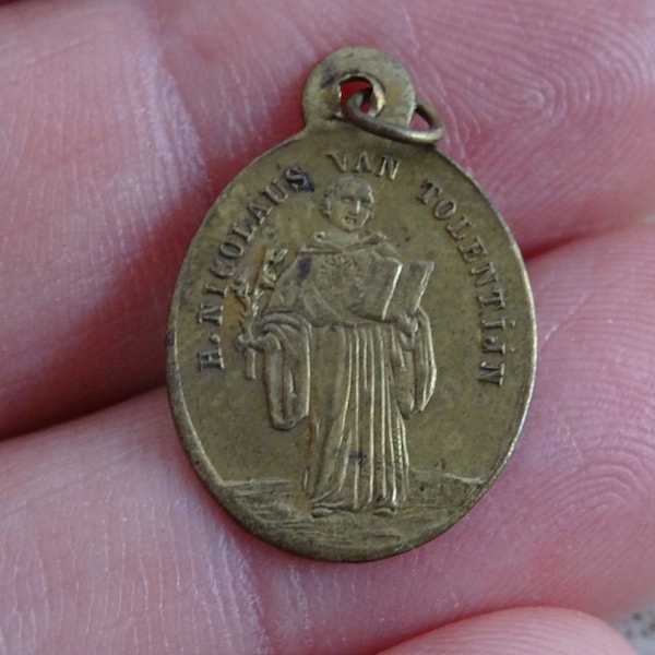 Religious antique French copper catholic medal pendant medallion charm of Saint Nicola da Tolintino Nicolaus van Tolingen. ( V 10 )