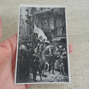 Antike französische unbenutzte Postkarte mit der Statue Jeanne d'Arc Jeanne d'Arc mit Fahne auf ihrem Pferd. (F 26)