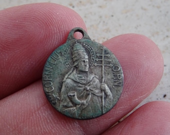 Medalla religiosa antigua plateada, colgante católico, medallón sagrado de San Cornelio Corneille y el Santo Cristo. Q 33