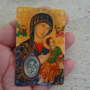 Religioso francese cattolico d'epoca in plastica con ciondolo a forma di medaglione raffigurante la Vergine Maria del Perpetuo Soccorso. (A 22)