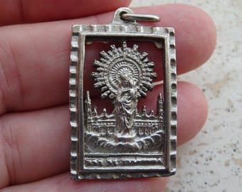 Colgante antiguo español de la Virgen del Pilar, amuleto religioso católico, medalla de peregrinación de Zaragoza, España. (D 19)