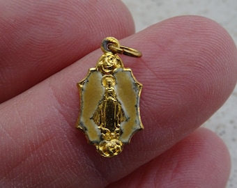 Medallón colgante religioso francés esmaltado en vermeil. Medalla Milagrosa de la Inmaculada Concepción de la Santísima Virgen María. B 32 TM