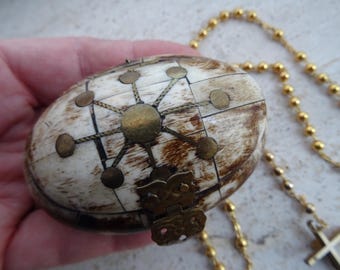 Vintage gouden rozenkrans met kruisbeeld en sierlijke ovale doos – katholieke gebedskralen en fluweelgevoerde bewaardoos C 3