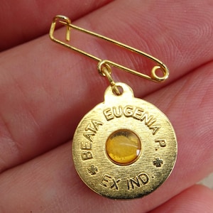 Religiöser Schrein als Anhänger mit Reliquie der Seligen Schwester Eugenia Picco.   ( W 14 )