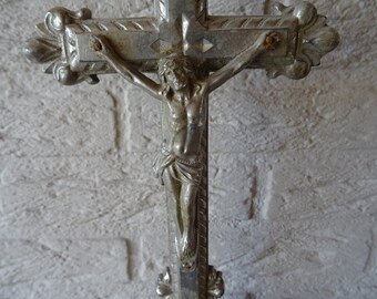 宗教的なアンティークの銀メッキのフランスのカトリックの立っている