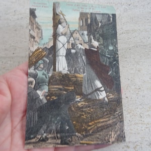 Antike französische gebrauchte Postkarte mit der Statue Jeanne d'Arc Jeanne d'Arc vom Denkmal, die für Frankreich betet, Souvenir von Rouen. ( G 24 )
