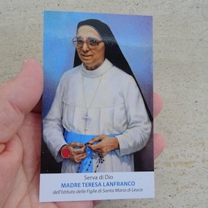 Religieus katholieke kaartschrijn reliekschrijn met relikwie van stof van de zalige heilige Teresa Lanfranco. ( ZZ 29 )
