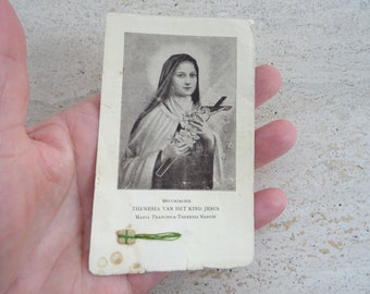 Tarjeta religiosa antigua francesa católica con relicario y trozo de tela tocado en la iglesia de Santa Teresa de Lisieux. (K 31)