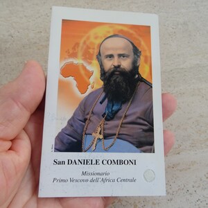 Religiöser katholischer Kartenschrein mit Reliquienreliquie aus dem Tuch der Seligen Danielle Comboni. (FF 43)