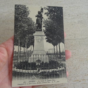 Antigua postal francesa sin usar con estatua de Juana de Arco Joan recuerdo de Angers. ( F 32 )
