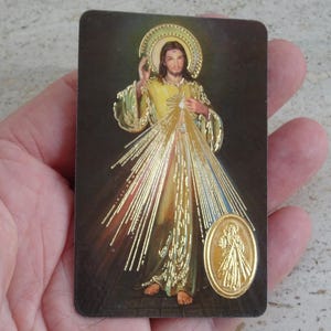 Religieuze geplastificeerde katholieke kaart van de Heilige Jezus Christus met aan de binnenkant een medaillehangerbedel medaille van de Heilige Jezus Christus. (A24)