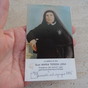 Religiöser katholischer Kartenschrein mit Reliquienreliquie aus dem Tuch der Seligen Maria Teresa Lega. (FF 38)