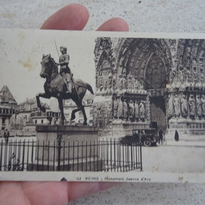 Antieke Franse gebruikte ansichtkaart met monumentaal beeld van Jeanne d'Arc Jeanne d'Arc souvenir van Reims. (G44)