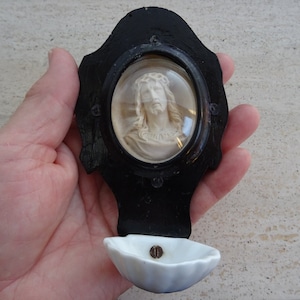 Antigua pipa religiosa católica francesa tallada a mano de Napoleón III de arcilla de espuma de mar Santo Cristo con pila de agua bendita de porcelana. Una pipa de 40