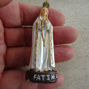 Religious vintage catholic statue of Holy Virgin Mary souvenir of Fatima. ( D 10 )