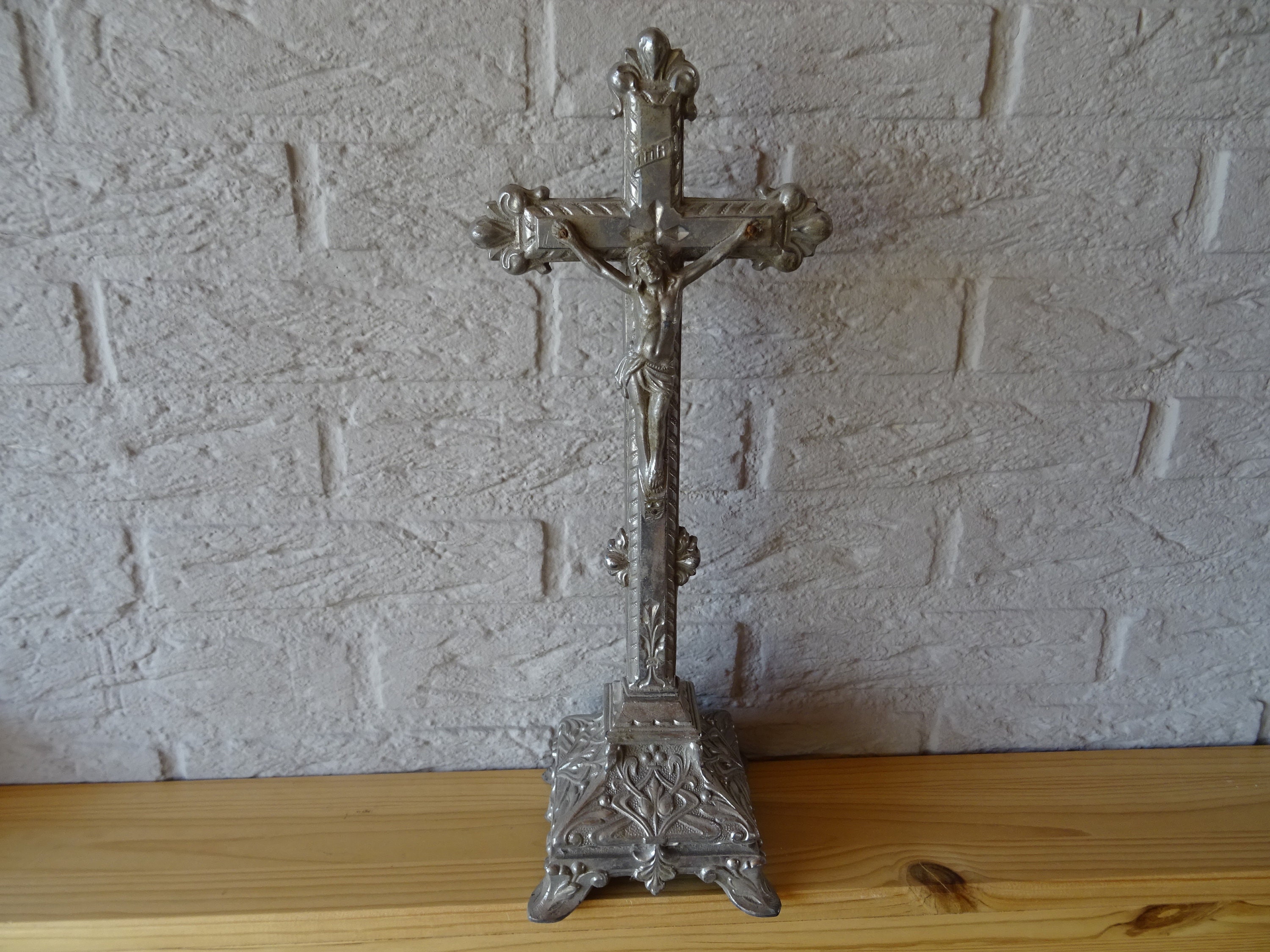 宗教的なアンティークの銀メッキのフランスのカトリックの立っている