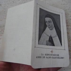 Religieus katholiek kaartschrijn met relikwie van de kleding van Sint-Anna van Sint-Bartholomeus. ( TT 34 )