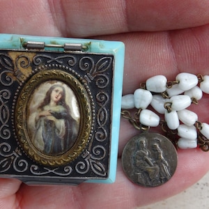 Religiöser Rosenkranz mit weißen Perlen und Medaille Anhänger vonSaint Anne und Case Miniature Box Geldbörse Brieftasche Container Heilige Jungfrau Maria. E 8