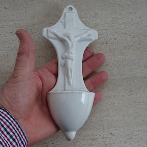 Ancien bénitier religieux catholique français Bénitier en porcelaine avec croix crucifix Saint-Christ Notre-Seigneur. (1 article)