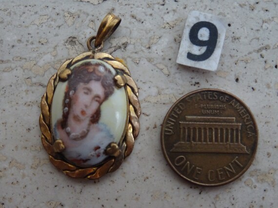 Pendentif Ancien En Métal Argenté Et Porcelaine De Limoges - Portrait De Femme