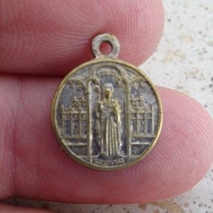 Religious antique catholic silvered  medal pendant charm medalion souvenir of Saint Wivine of Sablon.  ( W 34 )