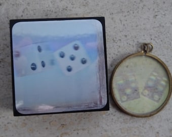 Vintage Holographic Dice Set – Optical Illusion Pendant & Display Cube – 1950s–1970s Lucky Dice Rainbow Effect. ( 7 )