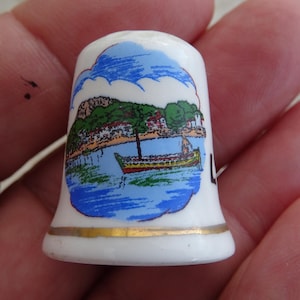 Dé à coudre vintage en porcelaine en souvenir de l'Estartit sur la Costa Brava en Espagne. ( A ou 8 )
