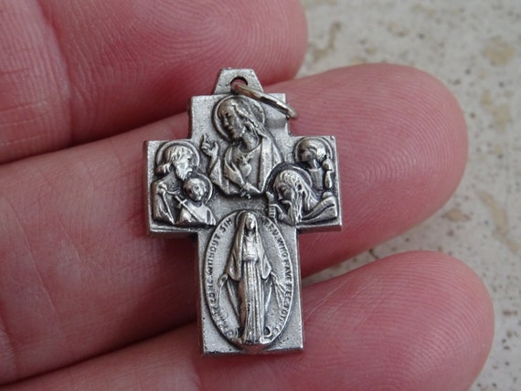 Crucifix en métal argenté 20 cm - Élégance et Foi
