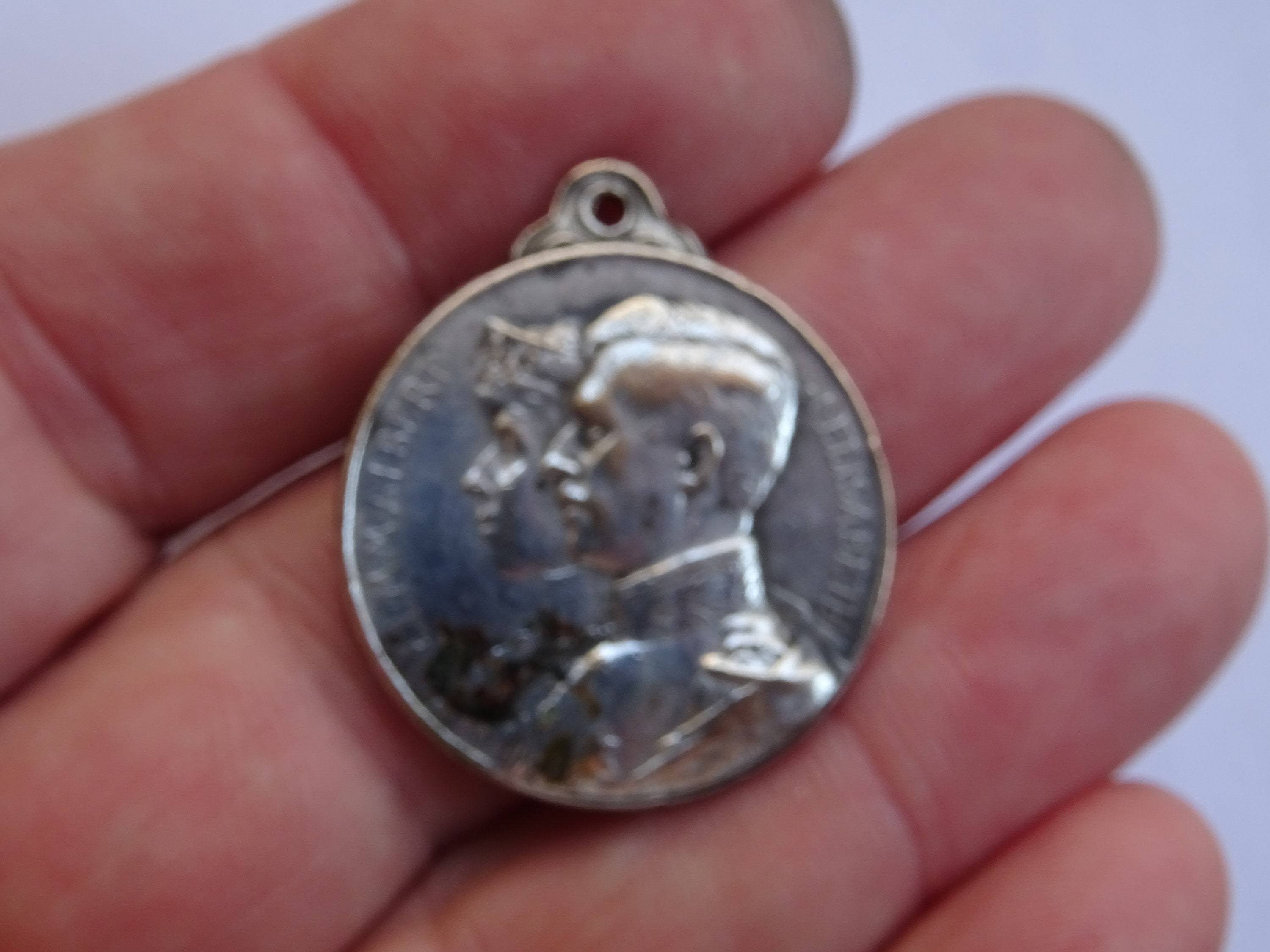 Antica medaglia placcata in argento medaglione medaille fascino medaillon Re Alberto e regina Elisabetta del Belgio.  ( 10 A )