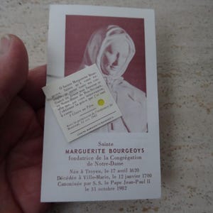 Cartão de santuário religioso francês antigo com relíquia de Santa Margarida Bourgeoys. ( BB 54 )